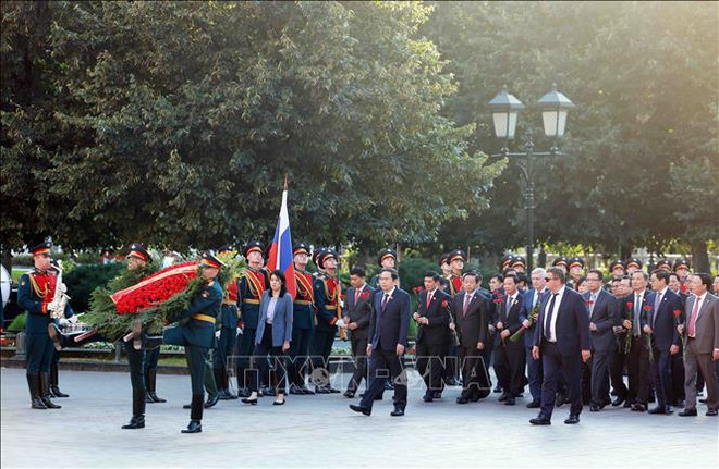 NA Chairman Tran Thanh Man lays a wreath at the monument dedicated unknown martyrs in Moscow. (Photo: VNA) Russia2.jpg