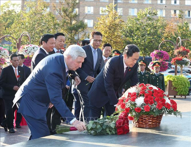 NA Chairman Tran Thanh Man and his entourage pay tribute to President Ho Chi Minh at his statue in Moscow. (Photo: VNA) Russia3.jpg