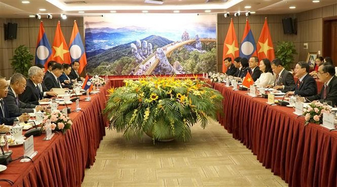 The talks between NA Vice Chairman Nguyen Duc Hai and his Lao counterpart Sommad Pholsena in Da Nang city on September 4. (Photo: VNA) VN-Laos.jpg