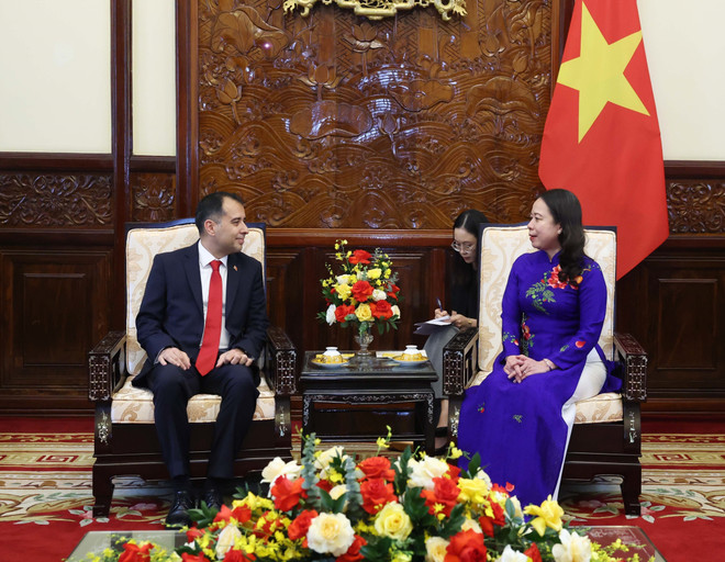 Acting President Vo Thi Anh Xuan (R) and Turkish Ambassador Korhan Kemik. (Photo: VNA) vna_potal_quyen_chu_tich_nuoc_vo_thi_anh_xuan_tiep_dai_su_tho_nhi_ky_den_trinh_quoc_thu__7376827 (1).jpg