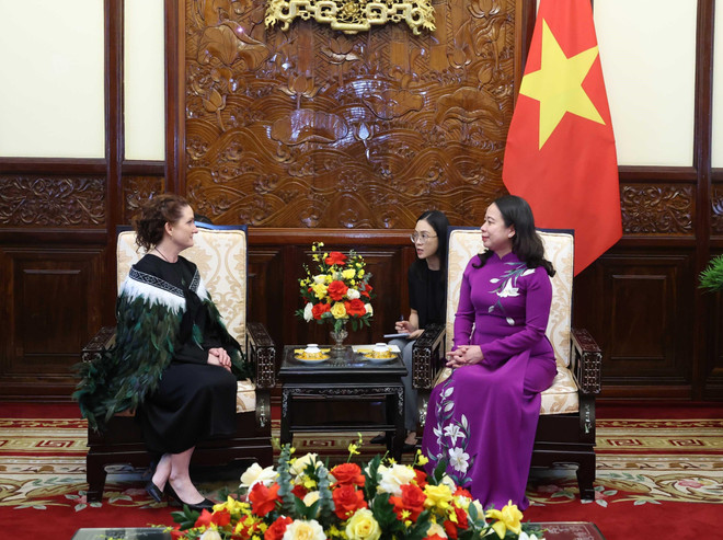 Acting President Vo Thi Anh Xuan (R) and New Zealand Ambassador Caroline Rachel Beresford. (Photo: VNA) vna_potal_quyen_chu_tich_nuoc_vo_thi_anh_xuan_tiep_dai_su_new_zealand_den_trinh_quoc_thu__7376789.jpg