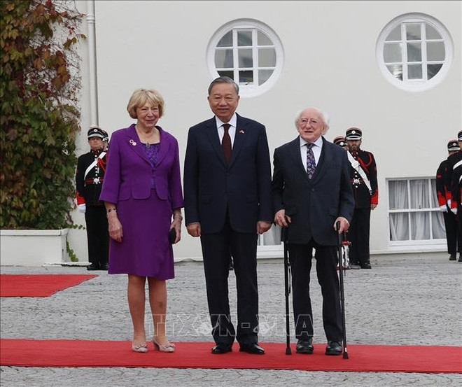 Irish President Michael D. Higgins (R) and his spouse welcome Party General Secretary and State President To Lam. (Photo: VNA) hình_ảnh (8).jpg