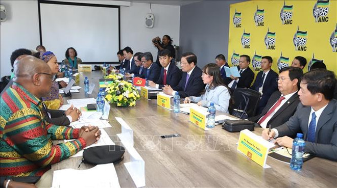 Politburo member, Secretary of the CPV Central Committee and Chairman of its Commission for Internal Affairs Phan Dinh Trac and his entourage hold talks with ANC First Deputy Secretary General Nomvula Mokonyane. (Photo: VNA) hình_ảnh (12).jpg