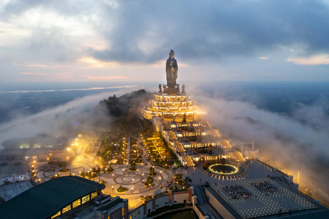 The Avalokiteshvara statue amidst the clouds on Ba Den Mountain (Photo: Daniel Kordan/Daily Mail) Sun_World_Ba_Den_Mountain_10_(1).webp