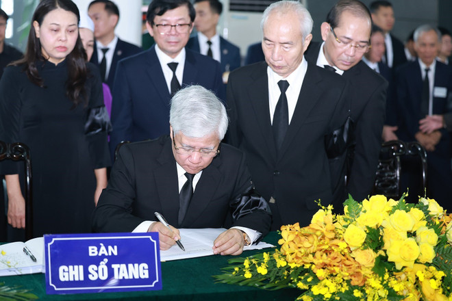 Do Van Chien, Politburo member, Secretary of the Party Central Committee, and President of the Vietnam Fatherland Front (VFF) Central Committee, writes in the book of condolences. (Photo: VNA) vna_potal_doan_ubtw_mttq_viet_nam_vieng_tong_bi_thu_nguyen_phu_trong_7500746.jpg