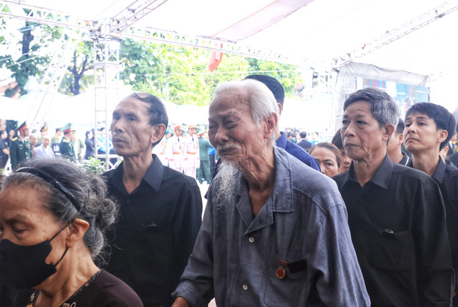 People across the country share the same grief for the passing of Party General Secretary Nguyen Phu Trong (Photo: VNA) vna_potal_quoc_tang_tong_bi_thu_nguyen_phu_trong_le_vieng_tai_xa_dong_hoi_huyen_dong_anh_7500631.jpeg