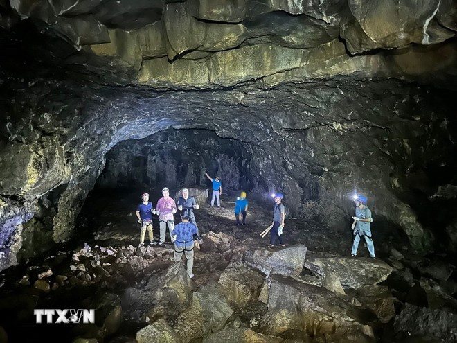 A delegation of UNESCO geopark experts visits several sites in the Dak Nong volcanic cave system. (Photo: VNA) nhathamhiem.jpg