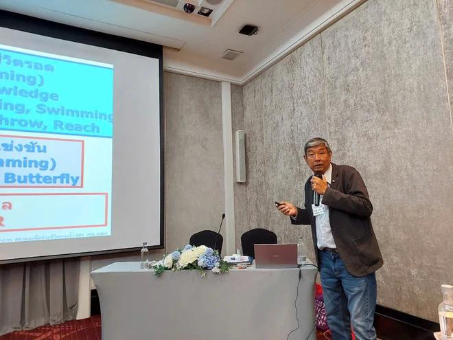 Adisak Suvanprakorn, Secretary-General of the Thai Life Saving Society, speaks at the workshop. (Photo: VietnamPlus) drowning 3.webp