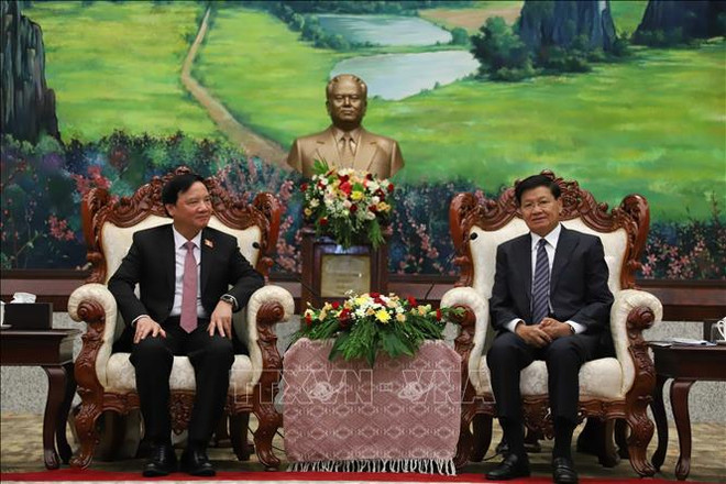 Vietnamese National Assembly Nguyen Khac Dinh (L) and Party General Secretary and President of Laos Thongloun Sisoulith at their meeting in Vientiane on July 5 (Photo: VNA) vietnam laos.jpg