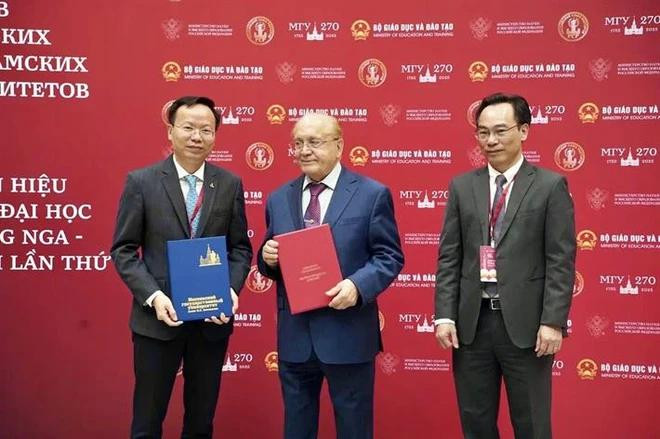 Deputy Minister of Education and Training Hoang Minh Son witnesses the signing of the cooperation agreement between Ho Chi Minh City University of Technology and Moscow State University. (Photo: VietnamPlus). VN-Russia2.webp