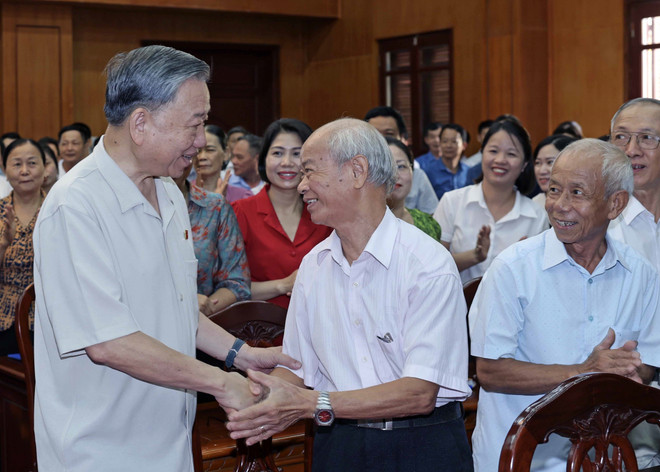 President To Lam (L) meets with voters in Hung Yen city (Photo: VNA) To Lam 2.jpg