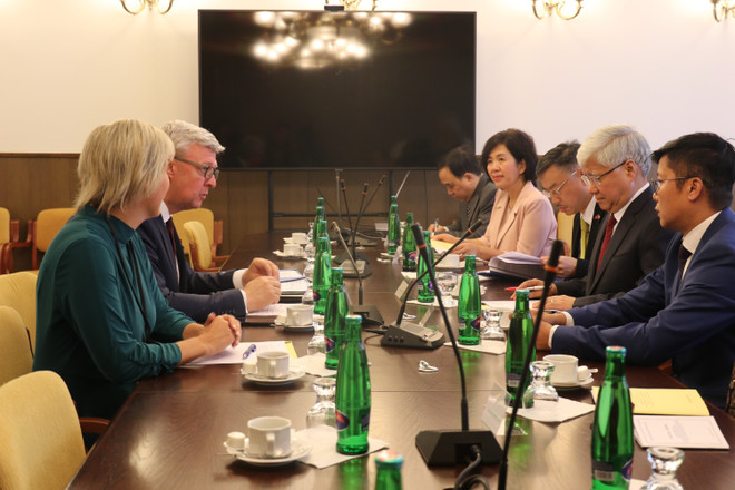 The CPV delegation (R) works with representatives of the Chamber of Deputies of the Parliament of the Czech Republic (Photo: VNA) VNA2.jpg