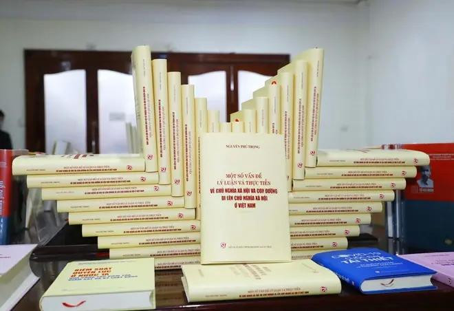 Party General Secretary Nguyen Phu Trong's book “Some theoretical and practical issues on socialism and the path towards socialism in Vietnam” (Photo: VNA) 9.webp