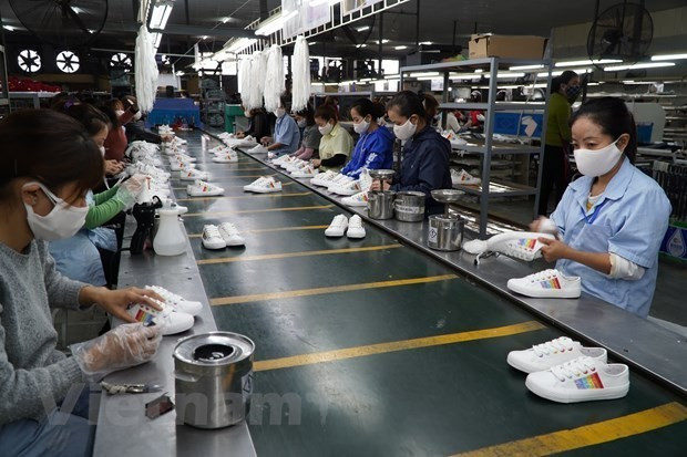 Free trade agreements bring opportunities for strengthening exports (Photo: VNA) 0112giaydep-900.jpeg