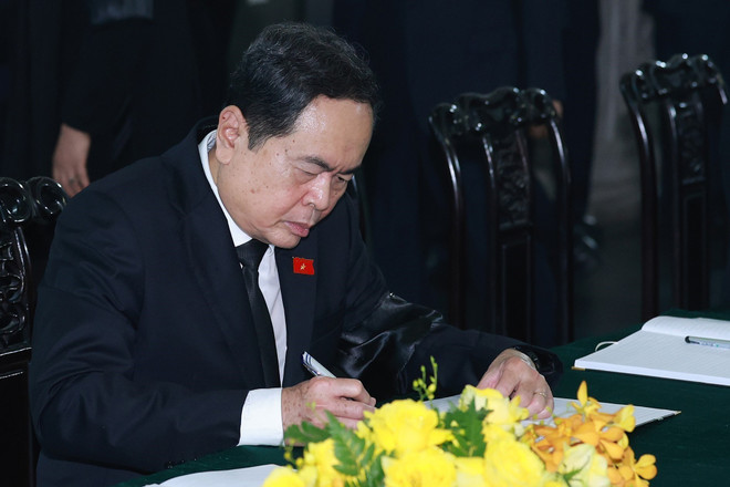 Politburo member and National Assembly Chairman Tran Thanh Man writes in the book of condolences. (Photo: VNA) 450585515_946580223891134_896199908885441863_n.jpg