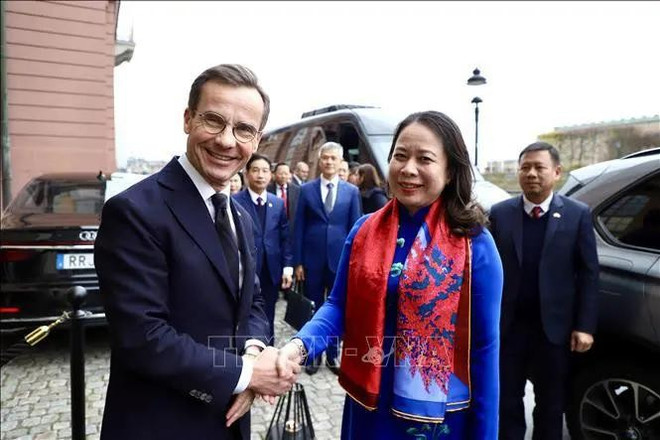 Swedish Prime Minister Ulf Kristersson (L) shakes hands with Vietnamese Vice State President Vo Thi Anh Xuan. (Photo: VNA) Vice President.jpg