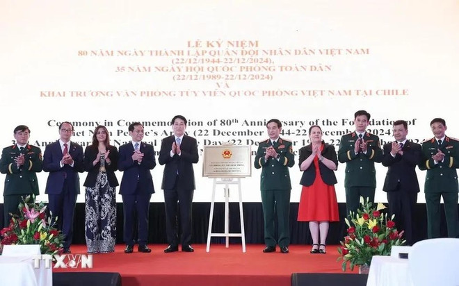 State President of Vietnam Luong Cuong (fifth, left) and delegates inaugurate the Vietnamese Defence Attaché’s Office in Chile. (Photo: VNA) President.jpg