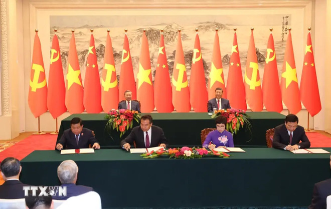 At the signing ceremony of cooperation agreements (Photo: VNA) signing.jpg