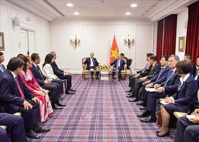 Party General Secretary and State President To Lam (R) receives Benoit De Saint-Exupery, Executive Vice President Sales of the Commercial Aircraft business at Airbus. (Photo: VNA) 2.jpg