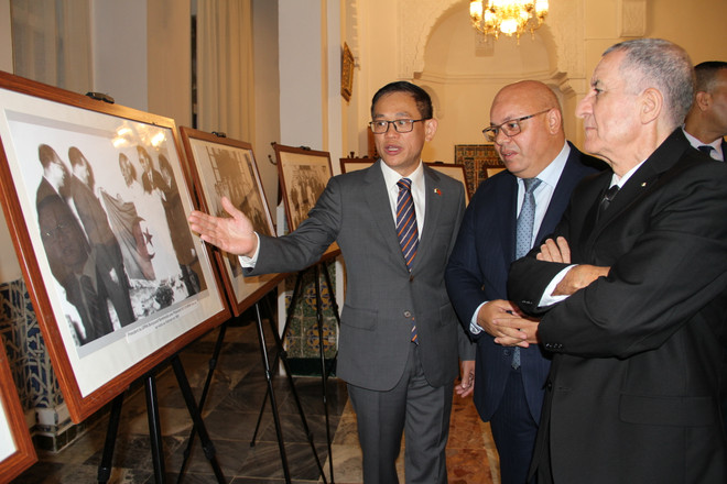 Bộ trưởng Rebiga tham quan triển lãm những hình ảnh lịch sử về quan hệ 2 nước Việt Nam - Algeria tại Lễ kỷ niệm 78 năm quốc khánh Việt Nam tại thủ đô Algiers.JPG