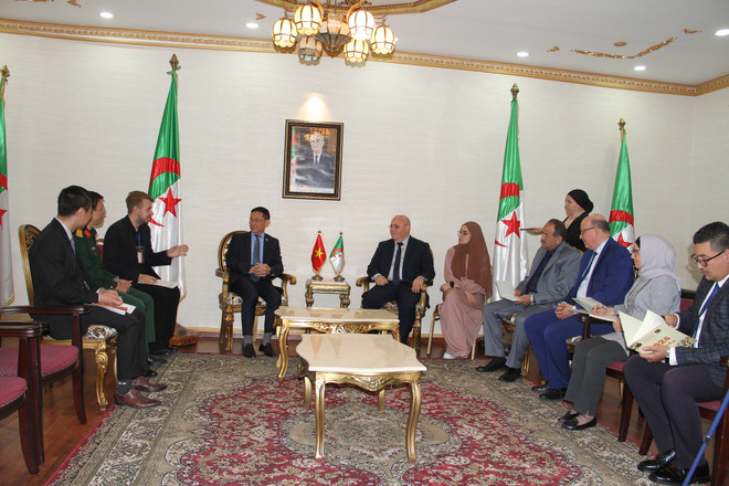 Bộ trưởng Rebiga trong buổi tiếp Đại sứ Việt Nam tại Algeria Trần Quốc Khánh và đoàn làm phim của truyền hình quân đội đến Algeria vào tháng 42024 để thực hiện bộ phim tài liệu về chiến thắng Điện biên Phủ.JPG