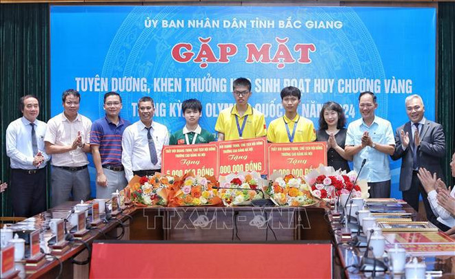 Many organisations and individuals hand over awards to encourage the students who won gold medals in this year’s International Olympiads. (Photo: VNA) gapmat.jpg