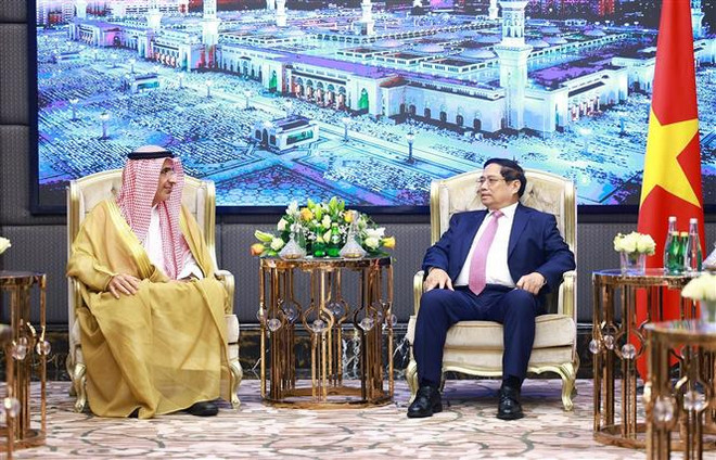 Prime Minister Pham Minh Chinh (R) meets with CEO of the Saudi Agricultural and Livestock Investment Company (SALIC) Sulaiman bin Abdulrahman AlRumaih. (Photo: VNA) Pham Minh Chinh 2.jpg