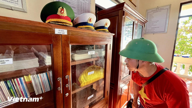 SInh Ton Dong island has a reading room with about 2,300 book titles and more than 30 different newspapers (Photo: VNA) sinh ton dong 4.webp
