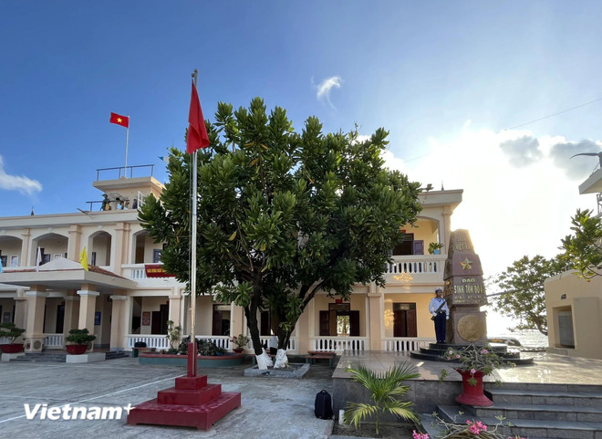 Sinh Ton Dong is located 326 nautical miles from Cam Ranh peninsula and about 15 nautical miles east of Sinh Ton (Sin Cowe) island. (Photo: VNA) sinh ton dong 2.webp