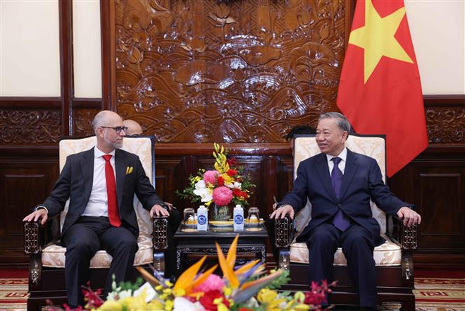President To Lam (R) receives Canadian Ambassador Shawn Steil in Hanoi on August 2. (Photo: VNA) canada.jpg