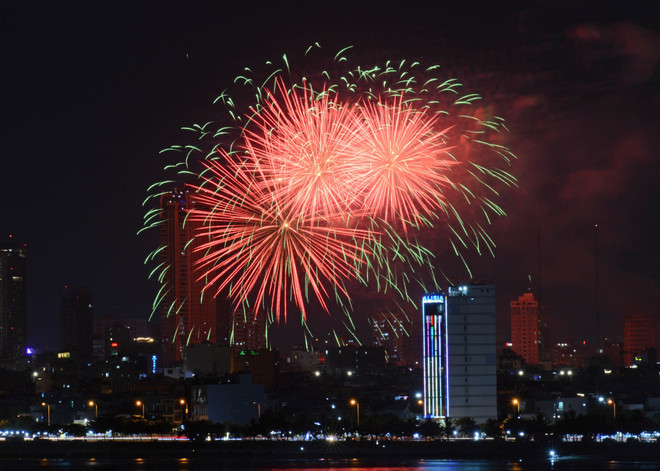 Impressive high-range fireworks by the Chinese team. (Photo: VNA) China.jpg