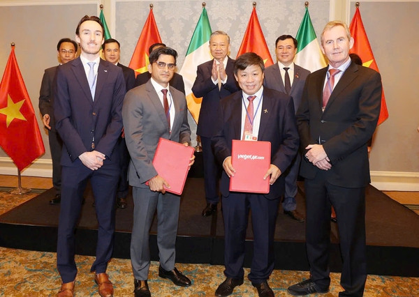Representatives of Vietjet (right) and Castlelake (left) exchange the MoU in the presence of Vietnam’s Party General Secretary and State President To Lam. (Photo: Vietjet) Lam.jpg