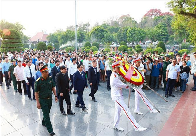 PM Pham Minh Chinh and his entourage pay tribute to fallen soldiers (Photo: VNA) dien bien phu.jpg