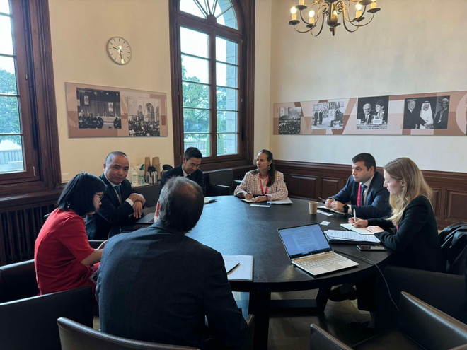 At the working session between Minister-Counsellor, Deputy Permanent Representative of Vietnam to the WTO Le Dinh Ba and the American Chamber of Commerce to the European Union (AmCham EU). (Photo: Published by VNA) AmCham EU.jpg