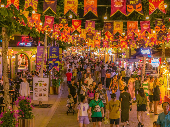 Visitors strolling through VUI-Fest Bazaar. (Sun Group) Visitors.jpg