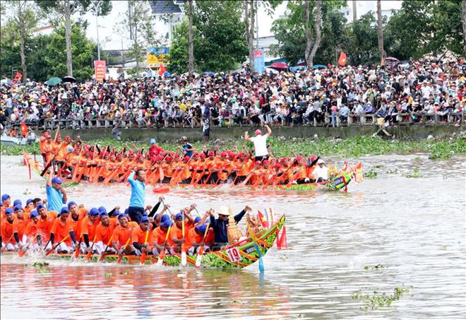 At the intense race (Photo: VNA) tense.jpg
