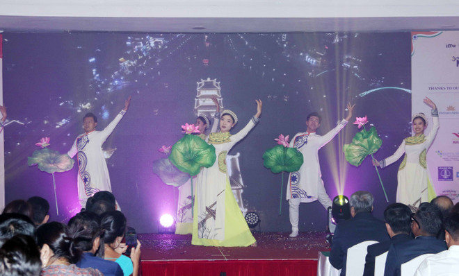 Vietnamese artists perform at the "Hello Vietnam" festival in Ho Chi Minh City. (Photo: VNA) vna_potal_le_hoi_“xin_chao_viet_nam”_nam_2024_ket_noi_tinh_huu_nghi_viet_nam-_an_do_7556199.jpg
