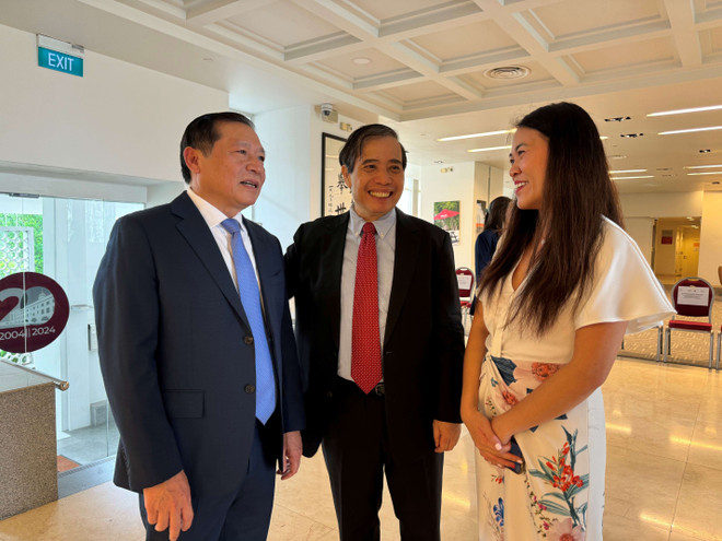 Member of the Party Central Committee and Standing Vice Chairman of the Party Central Committee’s Commission for Information and Education Lai Xuan Mon (first from left) talks with partners. (Photo: VNA) mon.jpg