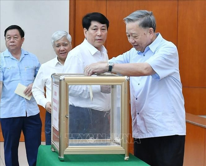 Party General Secretary and State President To Lam and other officials raise funds in support of storm victims. (Photo: VNA) President.jpg