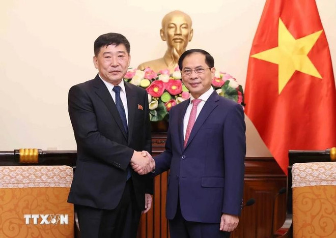 Deputy Prime Minister and Minister of Foreign Affairs Bui Thanh (Right) and Vice Minister for Foreign Affairs of the Democratic People’s Republic of Korea (DPRK) Pak Sang Gil at their meeting in Hanoi on September 9. (Photo: VNA) FM.jpg