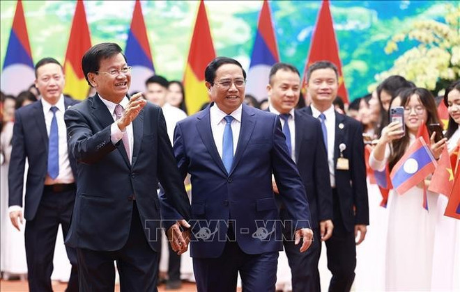 PM Pham Minh Chinh (R) and Party General Secretary and President of Laos Thongloun Sisoulith. (Photo: VNA) PM.jpg