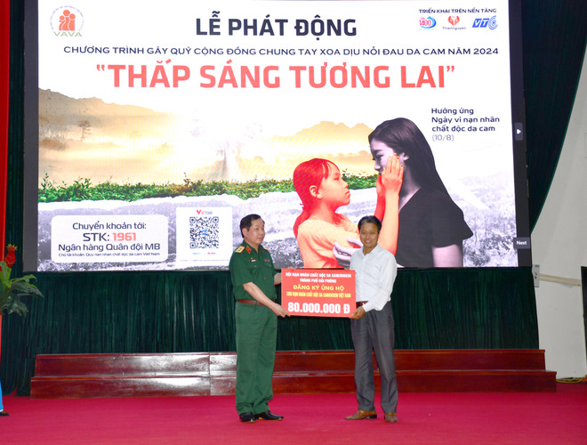 The "Joining hands to ease the pain of Agent Orange in 2024 Programme", with the theme "Light up the future” on July 16. (Photo: VNA) xoa diu.jpg