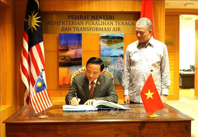National Assembly Vice Chairman Nguyen Khac Dinh writes in a guestbook at the office of Malaysian Deputy Prime Minister Haji Fadillah bin Haji Yusof. (Photo: VNA) pho-thu-tuong.jpg