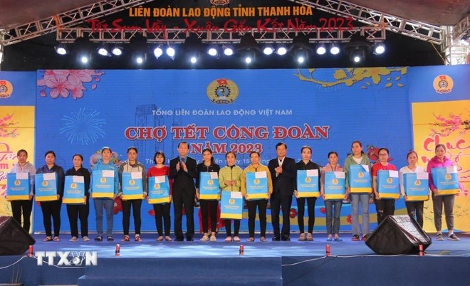 Thanh Hoa Confederation of Labour presents gifts to needy workers (Photo: VNA) thanh hoa.png