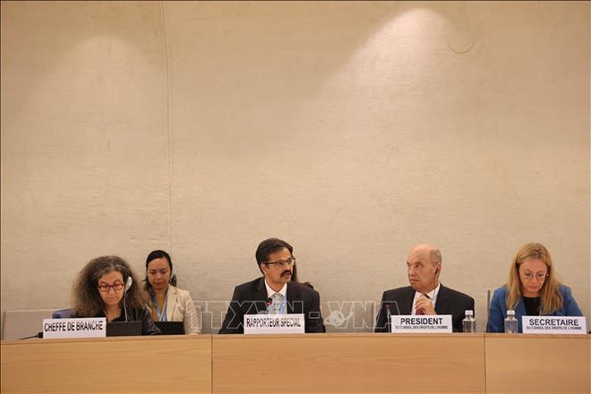 United Nations Special Rapporteur on the right to development Surya Deva (second from left) at the dialogue. (Photo: VNA) Surya Deva.jpg