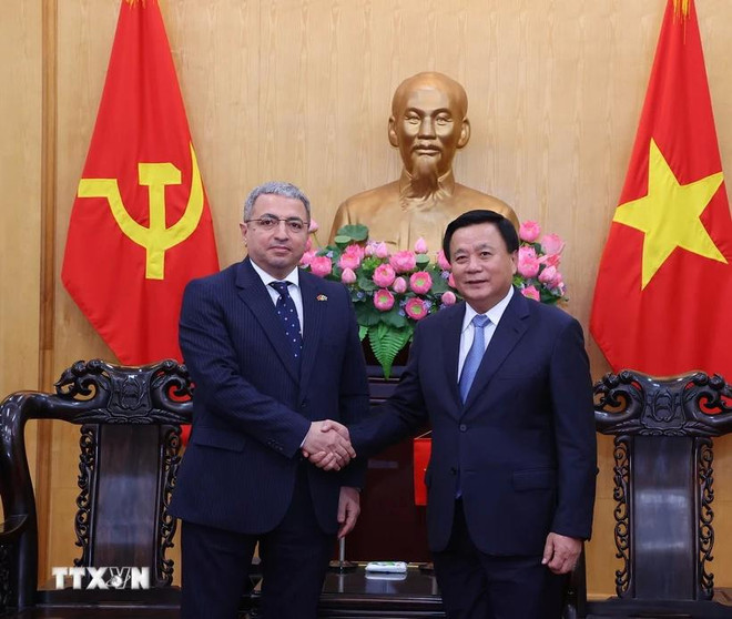 Politburo member and President of the Ho Chi Minh National Academy of Politics Nguyen Xuan Thang and Azerbaijani Ambassador Shovgi Kamal Oglu Mehdizade (Photo: VNA) daisu-azerbaijian-4179.jpg