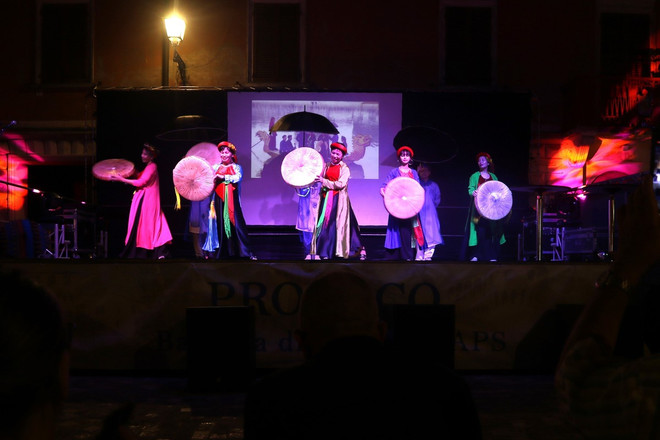 A perfromance of members of the Vietnam-Italy Cultural Bridge Association at the festival. (Photo: VNA) quanho.jpg