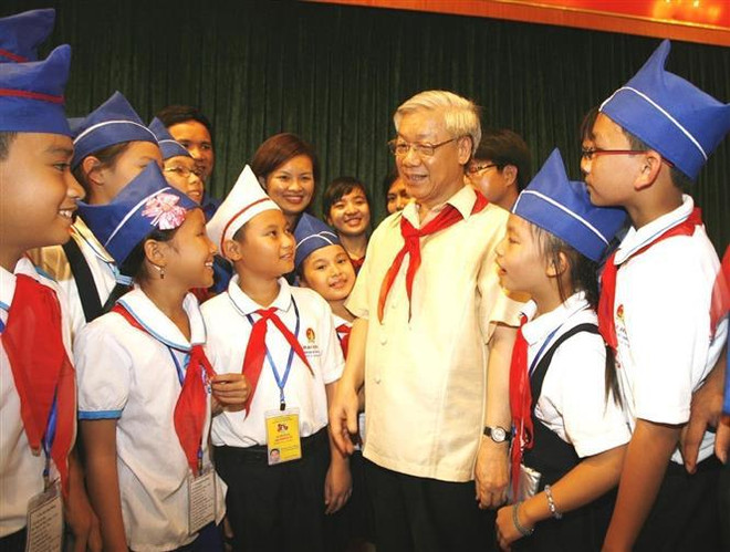Chairman of the National Assembly Nguyen Phu Trong receives a delegation of Uncle Ho's good grandchildren from Ha Tinh province visiting Hanoi on June 28, 2010. (Photo: VNA) vna_potal_tong_bi_thu_nguyen_phu_trong_tron_doi_vi_nuoc_vi_dan_7491701.jpg