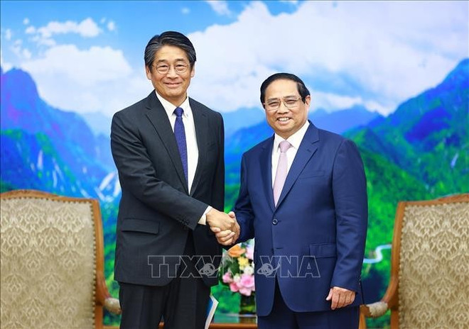 Prime Minister Pham Minh Chinh (right) and Japanese Ambassador Ito Naoki. (Photo: VNA) PM.jpg