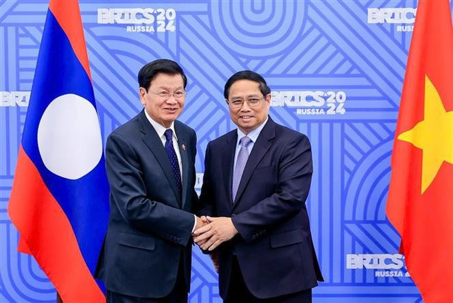 Prime Minister Pham Minh Chinh (R) and Lao Party General Secretary and State President Thongloun Sisoulith in Kazan, Russia, on October 23 when attending the expanded BRICS Summit. (Photo: VNA) PM.jpg